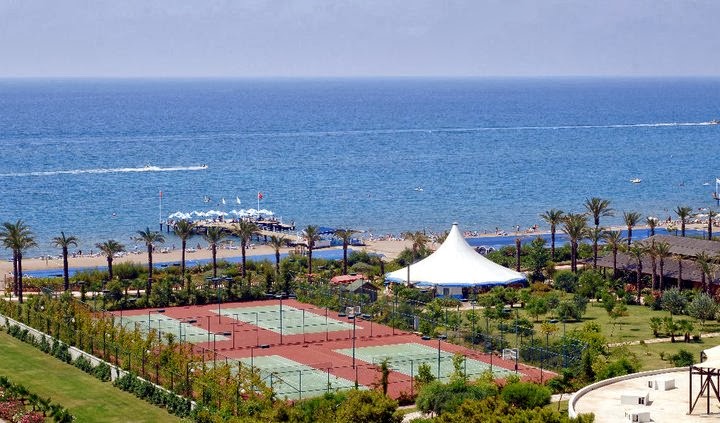 imagini hotel TITANIC LARA